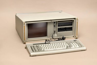 Pavia, Lombardy, İtalya - 13 Mart 2025: IBM Taşınabilir PC 5155 Model 68, iki adet 5.25 inçlik disket sürücüsü olan 1984 model bir bilgisayar Ctrl + Alt Müzesinde göster.