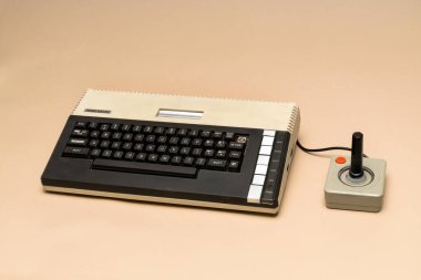 Pavia, Lombardy, İtalya - 8 Aralık 2024: Atari 800XL 1983 yılından itibaren Ctrl + Alt Müzesinde ev bilgisayarı. Bir Commodore 64 yarışmacısıydı, ama üstesinden gelemedi..