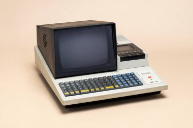 Pavia, Lombardy, İtalya - 2 Kasım 2024: 1978 yılından Sharp MZ-80K PC, Ctrl + Alt Müzesi. Komodor PET 2001 'e çok benzer teknik özelliklerle. 13 kg ağırlığındaydı..