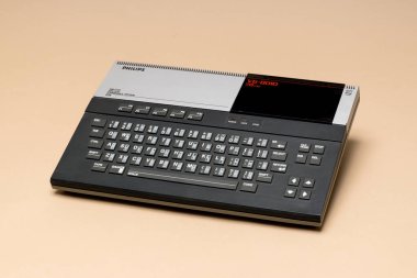 Pavia, Lombardy, İtalya - 8 Aralık 2024: Philips VG 8010 MSX 1984, Ctrl + Alt Müzesi. MSX, 1983 yılından beri bir Japon ev bilgisayarı standardıydı. VG, Video Oyunu demek..