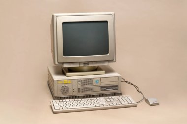 Pavia, Lombardy, İtalya - 13 Mart 2025: 1994 yılından kalma Olivetti M4 kişisel bilgisayarı Intel 486 işlemcisiyle, daha sonra Intel Pentium ile masaüstü bilgisayarı ile satıldı. Ctrl + Alt Müzesi 'nde gösterildi.