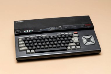 Pavia, Lombardy, İtalya - 8 Aralık 2024: Sony HitBit HB-75P MSX ev bilgisayarı, 1984, Ctrl + Alt Müzesi. MSX standardı, 64 KB RAM ile.