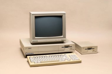 Pavia, Lombardy, İtalya - 13 Mart 2025: Commodore Amiga 1000 1985 yılından itibaren Ctrl + Alt Müzesinde ev bilgisayarı