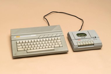 Pavia, Lombardy, İtalya - 8 Aralık 2024: 1985 'ten itibaren Atari 800XE konsolu, Ctrl + Alt Müzesi. Atari130XE 'nin Avrupa versiyonu. XE, önceki 800XL 'den XL genişletilmiş anlamına geliyordu..