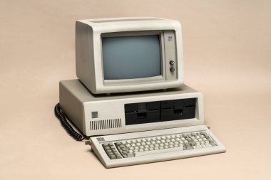 Pavia, Lombardy, İtalya - 13 Mart 2025: 1981 yılından kişisel bilgisayar PC IBM 5150, Ctrl + Alt Müzesi. Tek kullanıcılar için ilk IBM Kişisel Bilgisayarı ve sadece şirketler için değil.