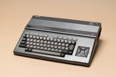 Pavia, Lombardy, İtalya - 8 Aralık 2024: Philips NMS 8245 Ctrl + Alt Müzesi 'nden kişisel bilgisayar. NMS, Yeni Ortam Sistemi, Philips multimedya bilgisayar serisi anlamına geliyordu.