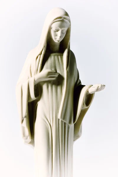 Estatua de la Virgen María sobre fondo blanco —  Fotos de Stock