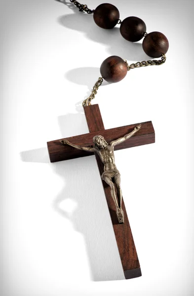 Rozariu din lemn cu un crucifix atașat — Fotografie, imagine de stoc