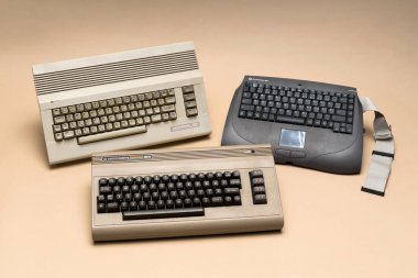 Pavia, Lombardy, İtalya - 8 Aralık 2024: Soldan sağa: Commodore 64 C ve iflas sonrası Commodore 64 Web. Aşağıda: klasik Commodore 64, Ctrl + Alt Müzesi.