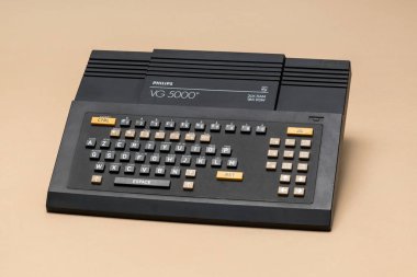 Pavia, Lombardy, İtalya - 8 Aralık 2024: Philips VG 5000, Ctrl + Alt Müzesi. Kalitesiz ev bilgisayarı. VG, Video Oyunu demek. Fransa 'da geliştirildi ve üretildi..