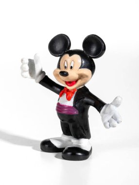 Milan, Lombardy, İtalya - 4 Şubat 2026: Mickey Mouse karakteri figürü sade beyaz arka planda smokin giyiyor
