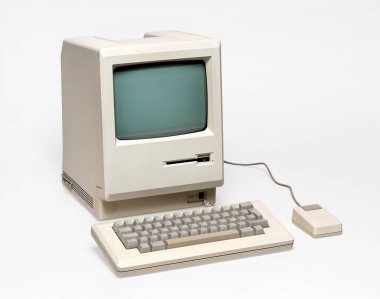 80 'lerden kalma klavyeli ve fareli bej renkli kişisel bilgisayar beyaz arkaplanda izole edilmiş