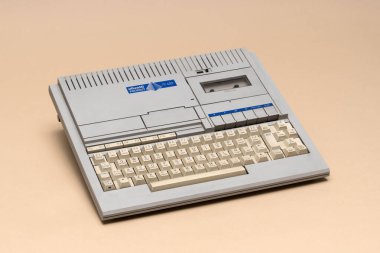 Pavia, Lombardy, İtalya - 8 Aralık 2024: Olivetti Prodest PC 128 ev bilgisayarı 1986 'da Ctrl + Alt Müzesi' nde. İtalyan versiyonu Fransız Thomson MO6, 128 kB RAM ile.