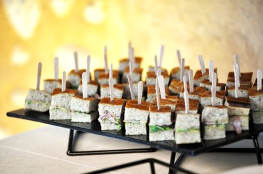 Bir açık büfe masada meze