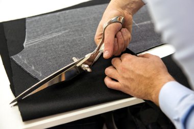 Kesim kumaş makasıyla terzi