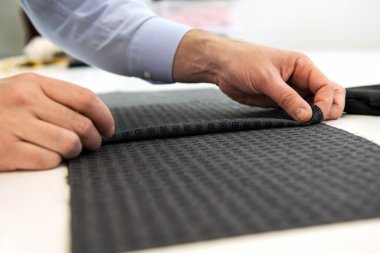 Terzi ölçümleri yapar