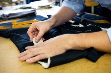 Terzi bir giysi tebeşir ile işaretleme