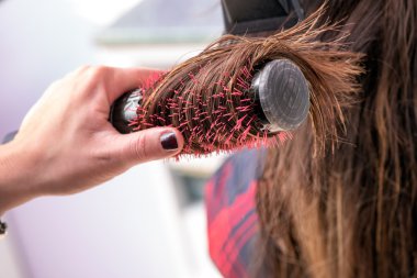 İstemciler saç fırçalama Kuaför