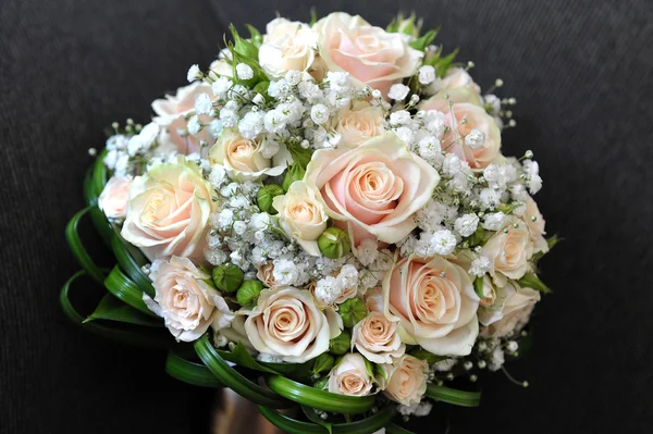 Pretty bridal bouquet with fresh roses — Stock Photo, Image