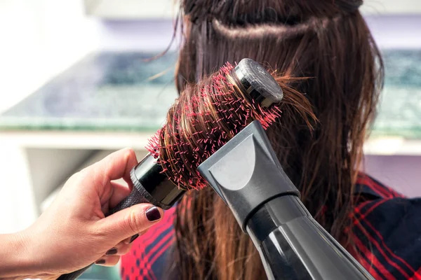Kuaför saç saç kurutma makinesi ile fırçalama — Stok fotoğraf