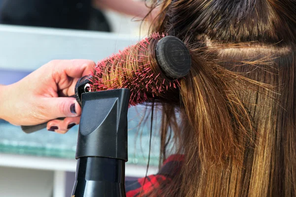 Cabeleireiro golpe secagem cabelo — Fotografia de Stock