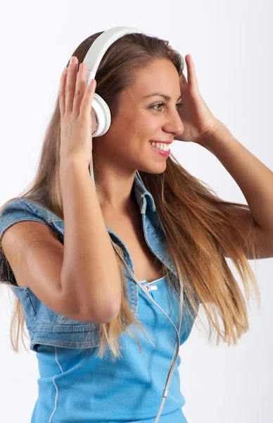 Pretty young woman listening to music — Stock Photo, Image