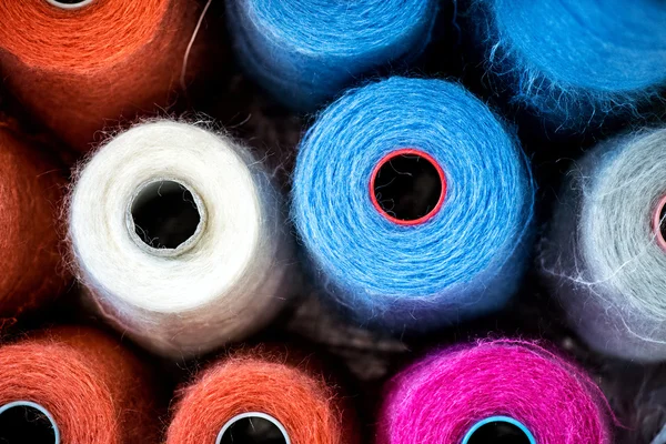 Bobine colorate di filo di cotone — Foto Stock