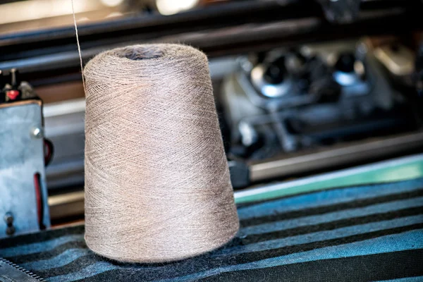 Spool of Thread and Industrial Sewing Machine — Stock Photo, Image