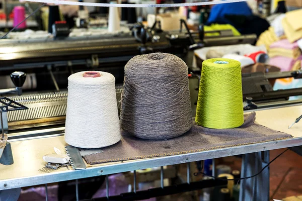Carretéis de fio de algodão na fábrica de fabricação — Fotografia de Stock