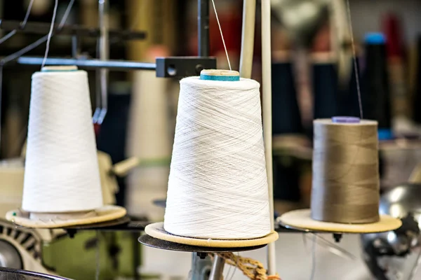 Bobine di filo di cotone nella fabbrica di maglieria — Foto Stock