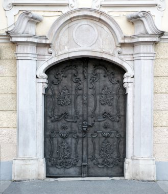 Yaşlı çift metal Avusturyalı kapı oyma