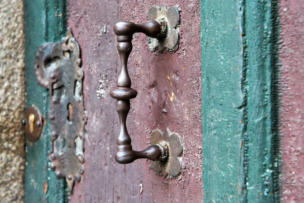 Punho de porta de metal de bronze antigo — Fotografia de Stock