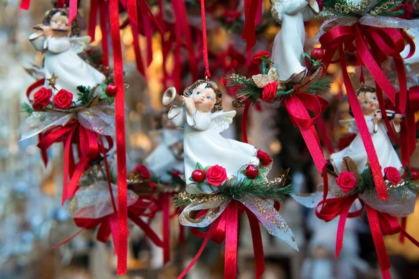 Ángel adornos de Navidad en el mercado — Foto de Stock