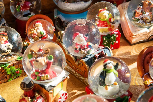Цветные рождественские снежные шары — стоковое фото