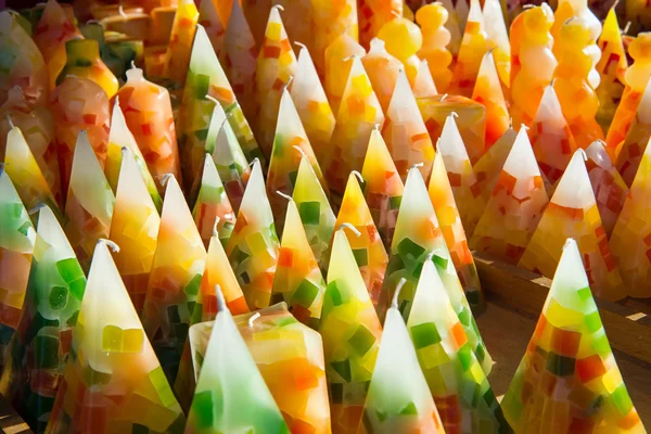 Exibição de velas de cera coloridas em forma de cone — Fotografia de Stock