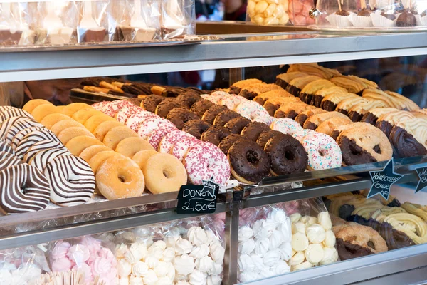 Exposição de doces deliciosos em uma padaria — Fotografia de Stock