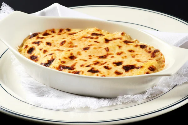 Skål med italiensk lasagne med osten toppning — Stockfoto