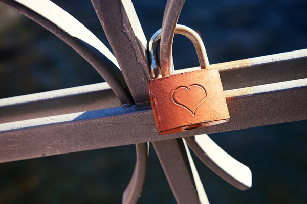 Liefde lock gekoppeld aan een metalen balustrade — Stockfoto