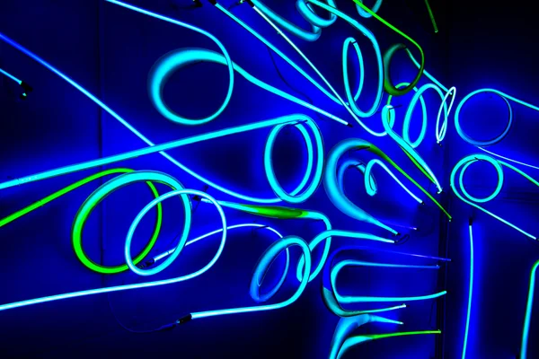 Semn abstract de neon iluminat — Fotografie, imagine de stoc