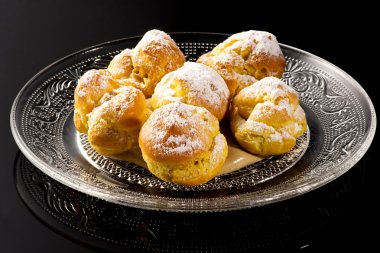 Taze pişmiş krem puf hamur işleri