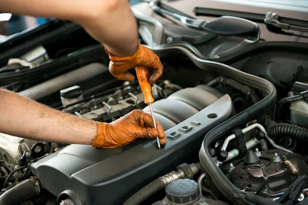 Meccanico che lavora su un motore di automobile — Foto Stock