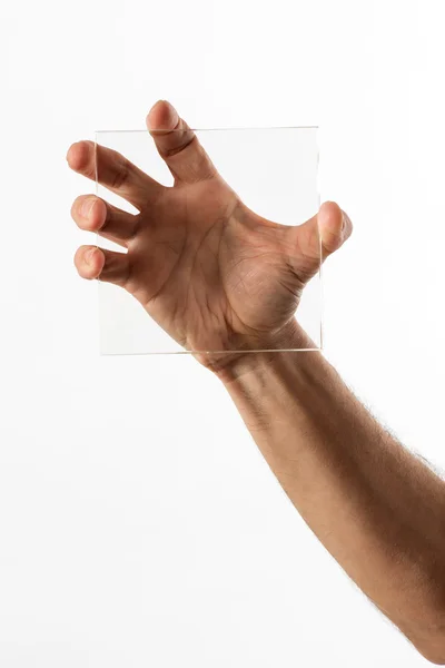 Homem exibindo um quadrado de vidro transparente — Fotografia de Stock