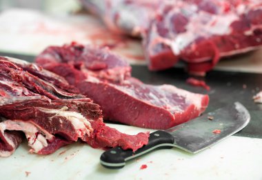 Çiğ et kasap masada yakın çekim