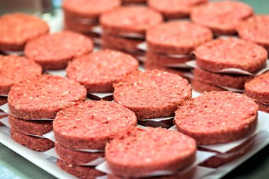 Ham hamburger eti yığınları