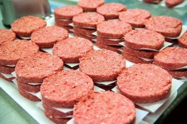 Taze hamburger eti yığınları