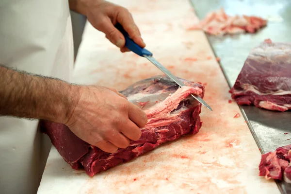 Carnicero manos corte pedazo de carne — Foto de Stock