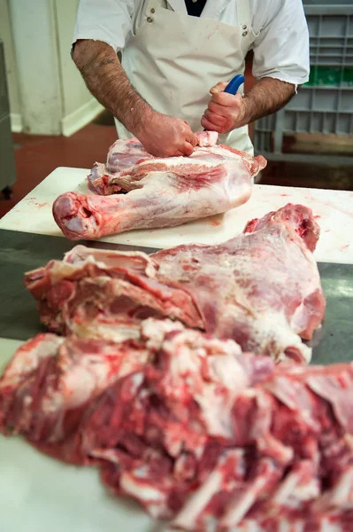 Carnicero cortando en losas de carne — Foto de Stock