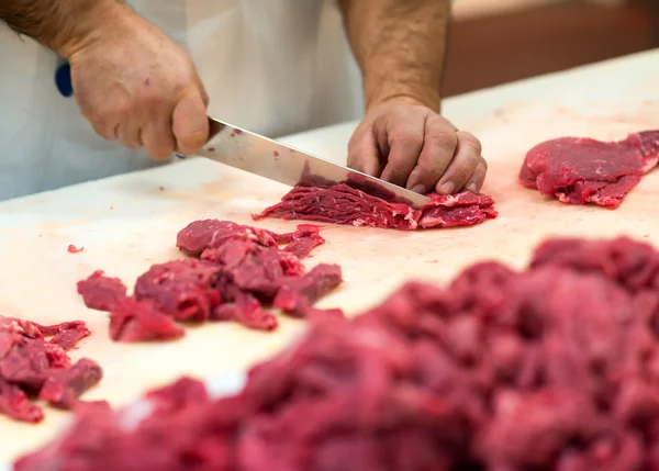 Manos preparando cortes de carne cruda — Foto de Stock