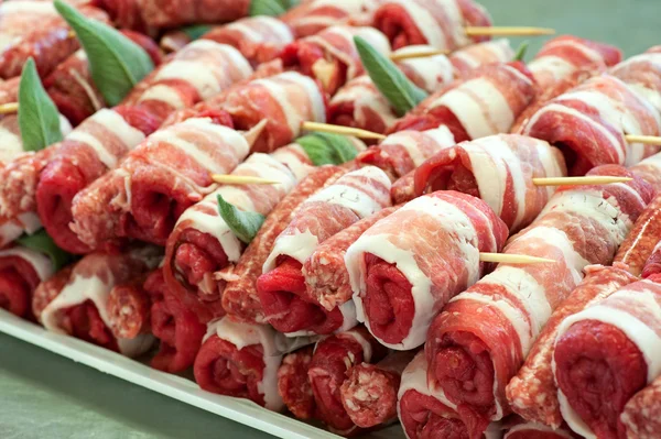 Rouleaux de viande rouge crus — Photo