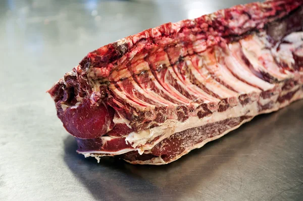 Gros plan du steak cru aux côtes levées — Photo